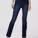 Calça jeans reta para reuniões de negócio