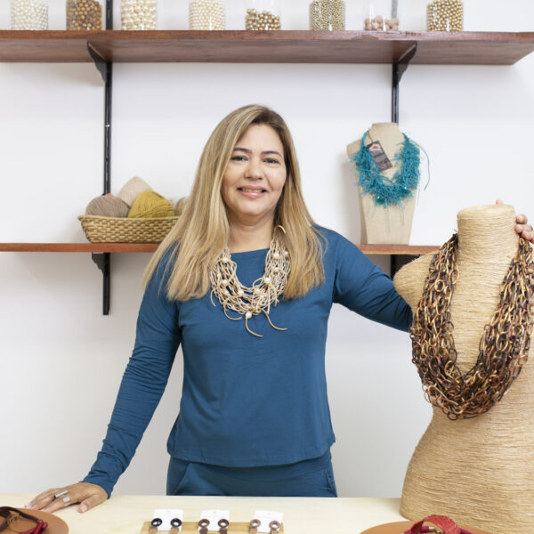 A artesã que começou a empreender com R$ 50 e já exportou para cinco países