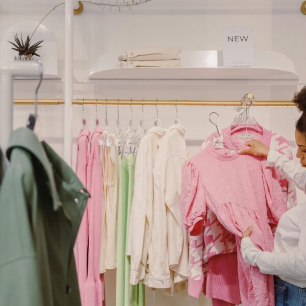 Costura, estilo e CNPJ: o guia completo de CNAEs para mulheres que empreendem na moda