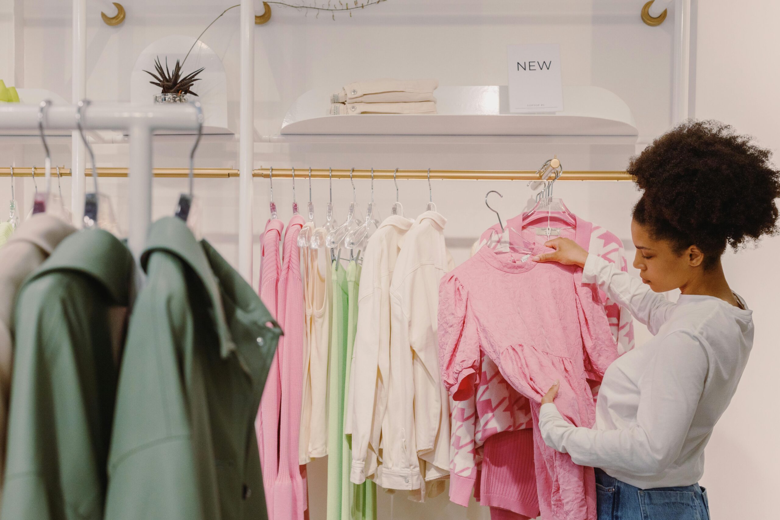 Costura, estilo e CNPJ: o guia completo de CNAEs para mulheres que empreendem na moda